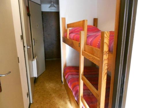 - un couloir avec 2 lits superposés dans une chambre dans l'établissement Résidence Hameau Du Soleil - APPARTEMENT 4 PERSONNES VIELLE-AURE MAE-3434, à Vielle-Aure