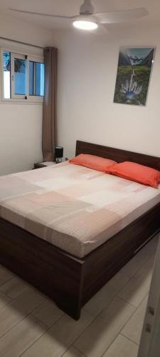 sypialnia z dużym łóżkiem w pokoju w obiekcie Chez Gilou w Rivière