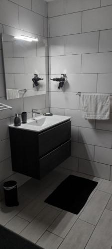 Rivière的住宿－Chez Gilou，一间带水槽和镜子的浴室