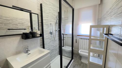Baño blanco con lavabo y aseo en Casa Allegra en Chioggia