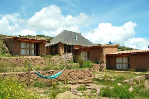 ein Haus mit einer Hängematte davor in der Unterkunft Pampachayoq - Mountain retreat in Urubamba