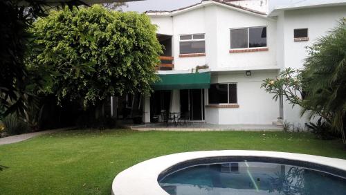 una casa con piscina frente a un patio en COLIVING en Cuernavaca
