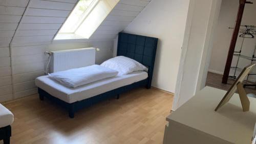 - un petit lit dans une chambre avec fenêtre dans l'établissement Zimmer in Wohnung, Monteure, Zentral,, à Enger