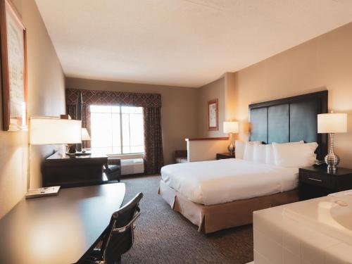Кровать или кровати в номере Wildwood Lodge