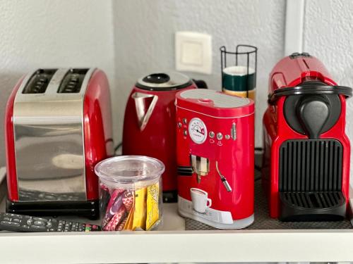 un comptoir avec une cafetière et un grille-pain dans l'établissement appartement en residence au golf, à Biscarrosse