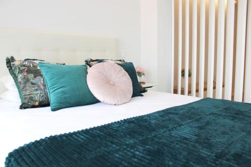 - un oreiller assis au-dessus du lit avec des oreillers dans l'établissement Marquês City Center Flat, à Porto