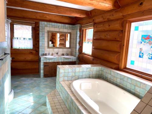 ein großes Badezimmer mit Badewanne und Waschbecken in der Unterkunft Privacy @ Bras d’Or Lakes Sun House Chalet in St. Peter's