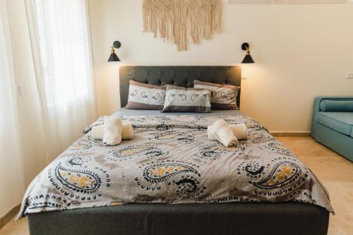 Ein Bett oder Betten in einem Zimmer der Unterkunft אבן על הנחל