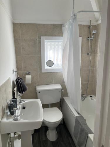 e bagno con servizi igienici, lavandino e doccia. di 2 Bed Property with parking a Liverpool