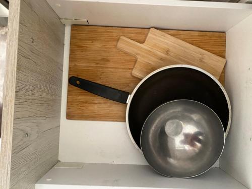 a pan in a kitchen with a wooden board at Beach House Málaga in Málaga