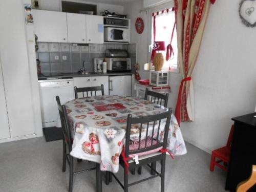 Il dispose d'une cuisine avec une table et des chaises. dans l'établissement Résidence Aspin I - Appartement 6 personnes au centre du village MAE-6184, à Saint-Lary-Soulan