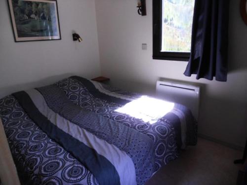 une chambre avec un lit dans une pièce avec une fenêtre dans l'établissement Résidence Le Parc - Appartement 6 personnes proche du télécabine et des thermes MAE-6194, à Saint-Lary-Soulan