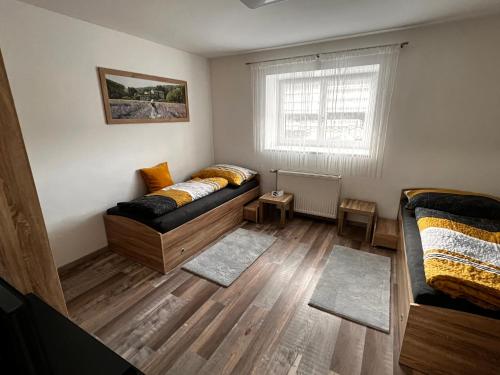 Zimmer mit einem Bett, einem Sofa und einem Fenster in der Unterkunft Jan Kocian in Kremsmünster