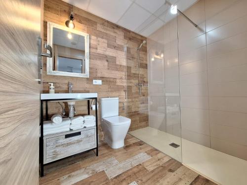La salle de bains est pourvue de toilettes, d'un lavabo et d'une douche. dans l'établissement Casa Rural Los Marqueses, à Valmuel