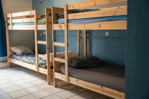 尼斯的住宿－Le Pastoral，客房内的两张双层床