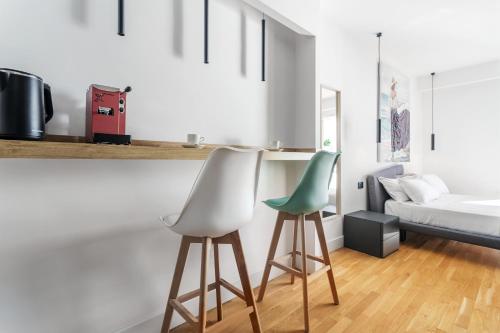 two chairs in a room with a bed at Hibrido Boutique Hotel & Spa in Sciacca