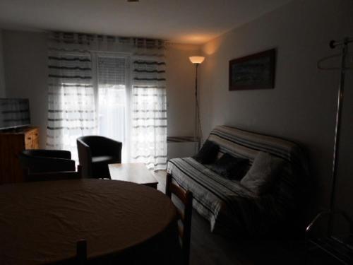 une chambre avec un lit, une table et une fenêtre dans l'établissement Résidence Pre St Jacques - Appartement 6/8 personnes au village de VIGNEC MAE-6274, à Vignec