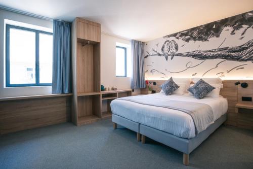 Un pat sau paturi într-o cameră la GREEN PARK HOTEL PARIS