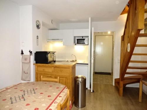 une petite cuisine avec un évier et un micro-ondes dans l'établissement Résidence Pre St Jacques - Appartement 6/8 personnes au village de VIGNEC MAE-6314, à Vignec