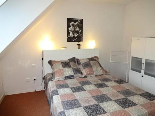 une chambre avec un lit avec une couverture à carreaux dans l'établissement Résidence Pre St Jacques - Appartement 6/8 personnes au village de VIGNEC MAE-6314, à Vignec