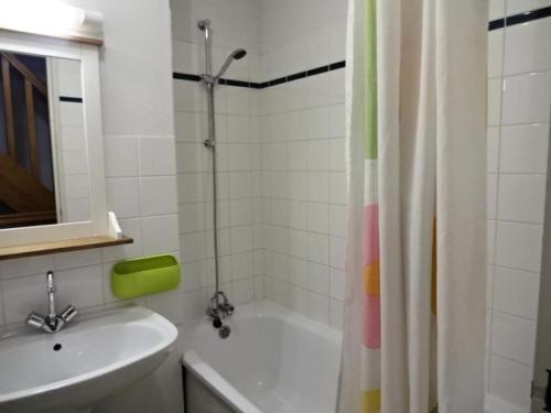 une salle de bain avec une baignoire, un lavabo et une douche dans l'établissement Résidence Pre St Jacques - Appartement 6/8 personnes au village de VIGNEC MAE-6314, à Vignec