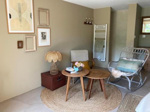 un salon avec une table et une chaise dans l'établissement Ô Bord de Loire, à Denée