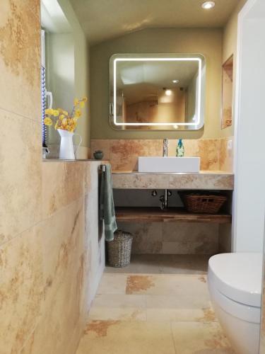 a bathroom with a sink and a mirror at Ferienwohnung Carlotta in Freyburg