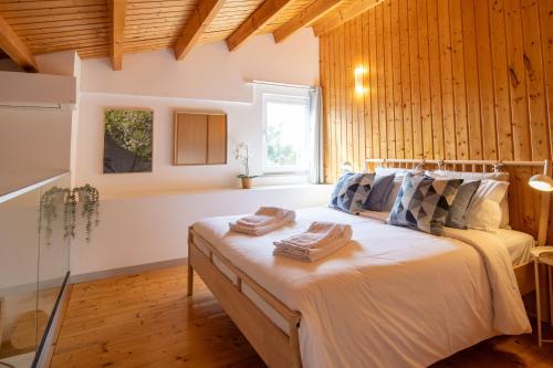 ein Schlafzimmer mit einem Bett mit Handtüchern darauf in der Unterkunft Quinta da Capelinha Agroturismo in Tavira