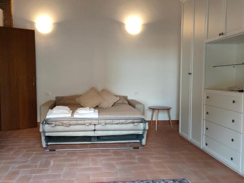 een slaapkamer met een bed en een dressoir bij La Taverna di Maria in Suvereto