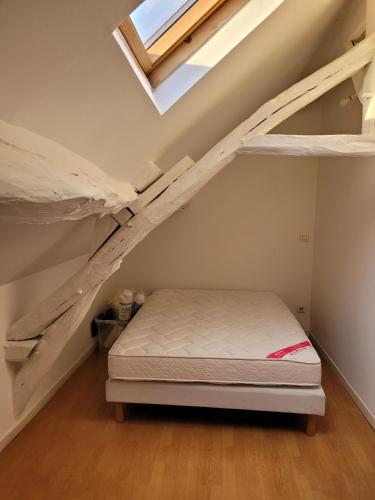 a bedroom with a bed in the attic at Duplex à Yerres in Yerres