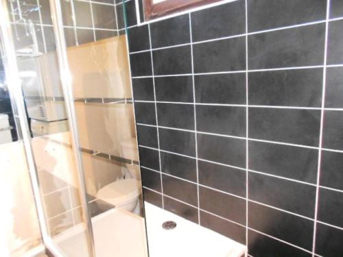 une salle de bain avec toilettes et douche en verre dans l'établissement Résidence Le Palos - Appartement 6/8 personnes à deux pas du centre MAE-9184, à Cadeilhan-Trachère