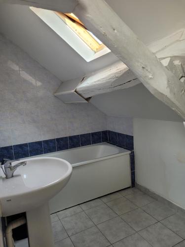 a bathroom with a sink and a bath tub at Duplex à Yerres in Yerres