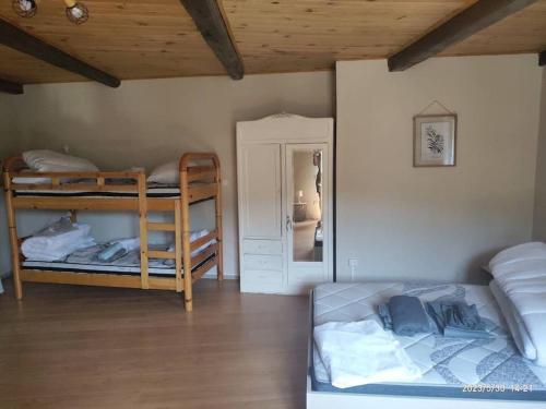 - une chambre avec 2 lits superposés et un miroir dans l'établissement Gites Terre et Ciel, à Largentière