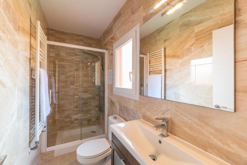 レスカラにあるVilla Gemmaのバスルーム(洗面台、トイレ、鏡付)