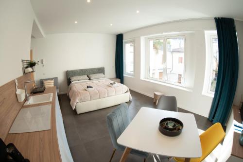 1 dormitorio con 1 cama, mesa y sillas en Bubi House Porta Romana en Milán