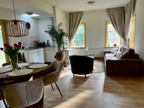 a living room with a table and a couch at De Consistorie in Veenhuizen