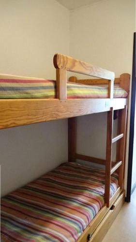 Cette petite chambre comprend un lit superposé. dans l'établissement Résidence Pyrene - Résidence PYRENE appartement 4/6 personnes MAE-4914, à Vielle-Aure