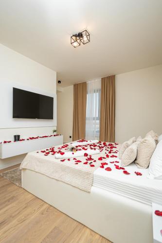 a bedroom with a bed with roses on it at Sinfonia Lux 1205 in Sajmište