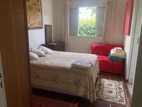 een kleine slaapkamer met een bed en een raam bij Sítio charmoso in Jarinu
