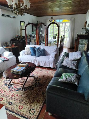 a living room with a couch and a table at Sítio charmoso in Jarinu