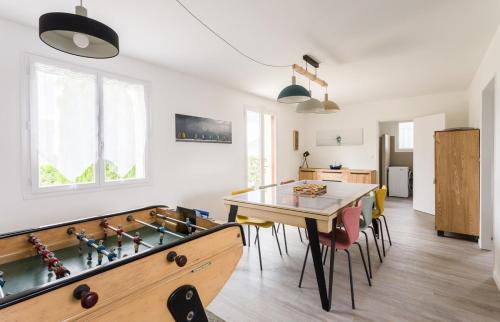 un soggiorno con tavolo e scacchiera di Le Dériveur - 3 chambres - Jardin et terrasse a Saint-Lunaire