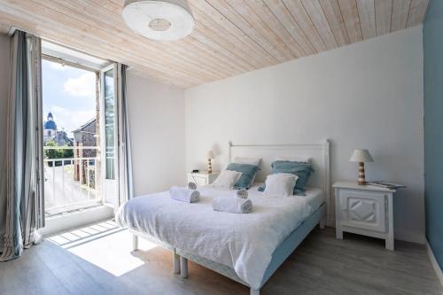 sypialnia z łóżkiem i dużym oknem w obiekcie Ker Roz - Belle maison 3 chambres- Proche Mer-Port w mieście Cancale