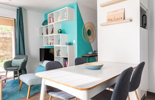 une salle à manger avec une table et des chaises blanches dans l'établissement Le Celadon - Joli T3 moderne - 2 chambres avec, à Cancale