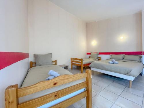 Habitación con 2 camas en una habitación en Charmante Maison de Village - Plages 30', en Autignac