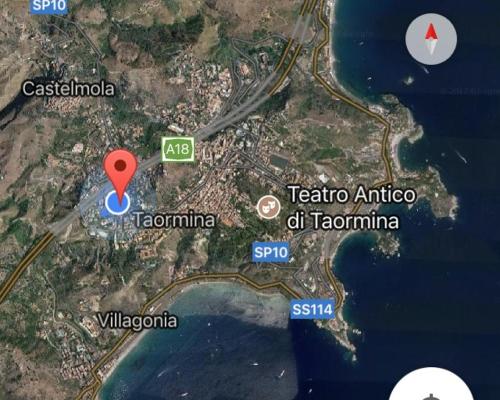 un mapa de la isla de Tarento con un marcador rojo en Pericle apartment, en Taormina