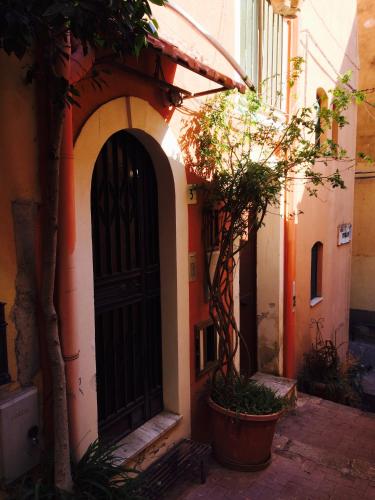 una entrada a un edificio con una puerta negra en Pericle apartment, en Taormina