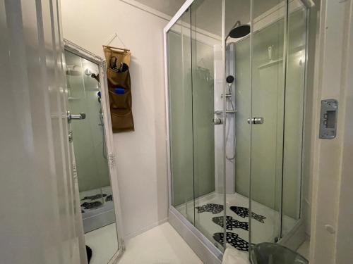 Salle de bains dans l'établissement Vid Gekås Ullared Boende B&B