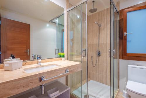 een badkamer met een wastafel en een douche bij Joan in Can Picafort
