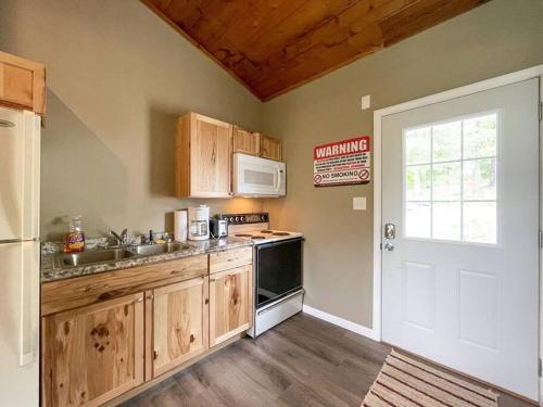 Köök või kööginurk majutusasutuses Villa 1 sleep 6 w/VIP pkg- Bachelor parties here!