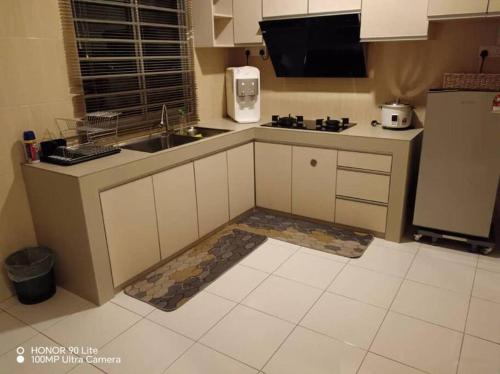 A kitchen or kitchenette at Homestay Alamanda